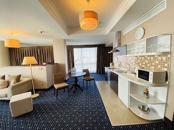 Parkside Hotel & Apartments