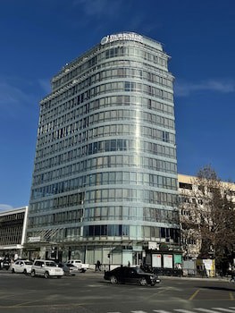Parkside Hotel & Apartments