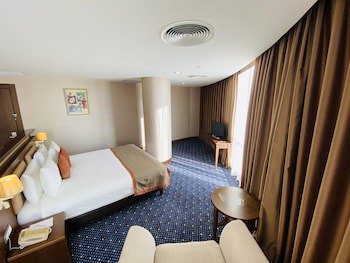 Parkside Hotel & Apartments