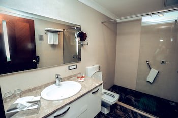 Parkside Hotel & Apartments