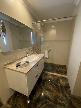 Parkside Hotel & Apartments