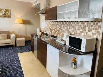 Parkside Hotel & Apartments