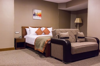 Parkside Hotel & Apartments