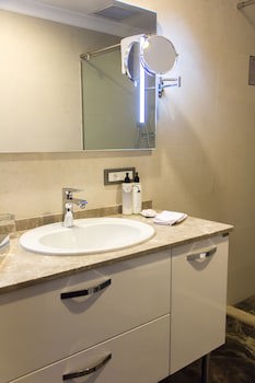 Parkside Hotel & Apartments
