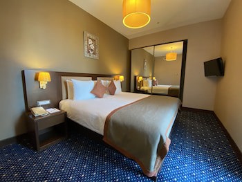 Parkside Hotel & Apartments