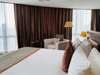 Parkside Hotel & Apartments