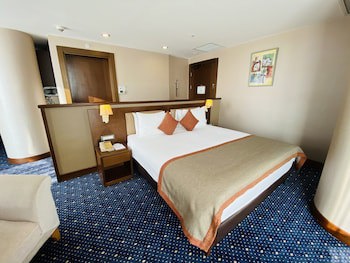 Parkside Hotel & Apartments
