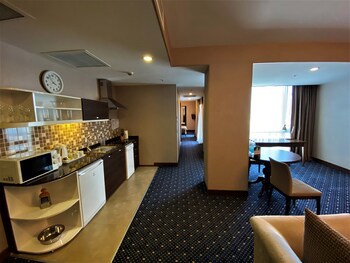 Parkside Hotel & Apartments