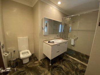Parkside Hotel & Apartments