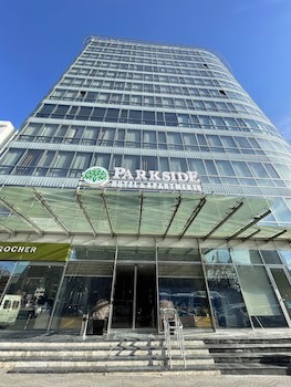Parkside Hotel & Apartments
