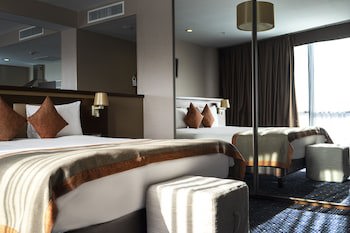 Parkside Hotel & Apartments