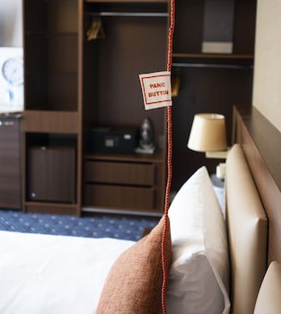 Parkside Hotel & Apartments