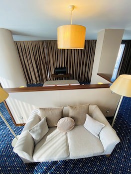 Parkside Hotel & Apartments