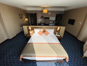 Parkside Hotel & Apartments