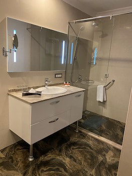Parkside Hotel & Apartments