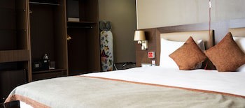 Parkside Hotel & Apartments