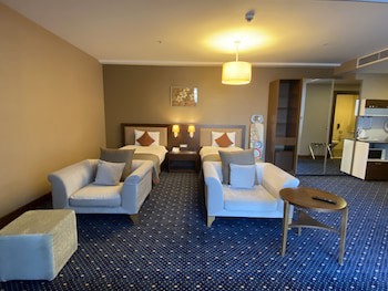 Parkside Hotel & Apartments