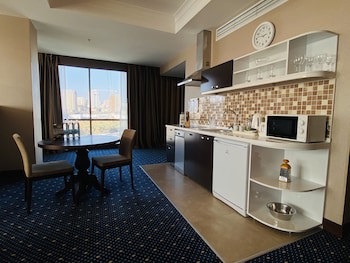 Parkside Hotel & Apartments