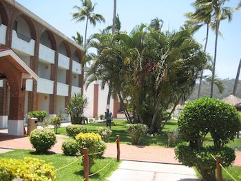 Costa Alegre Hotel & Suites
