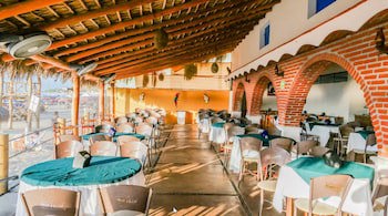Costa Alegre Hotel & Suites