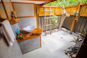 Barefoot Manta Island