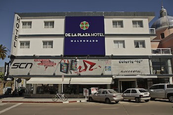 De La Plaza Hotel
