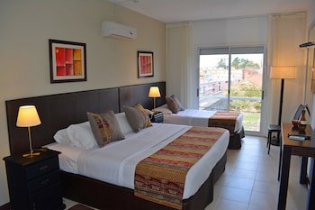 De La Plaza Hotel