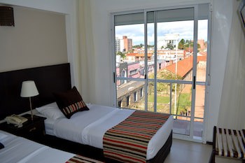 De La Plaza Hotel