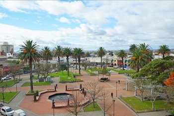 De La Plaza Hotel