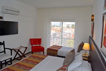 De La Plaza Hotel
