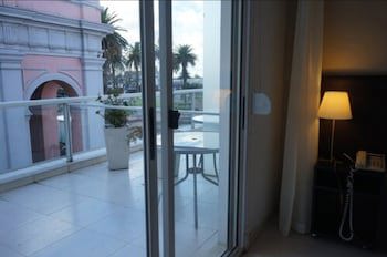 De La Plaza Hotel