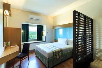 Microtel By Wyndham South Forbes Near Nuvali