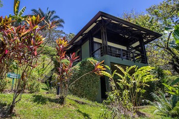 Tiki Villas Rainforest Lodge & Spa
