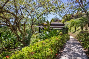 Tiki Villas Rainforest Lodge & Spa