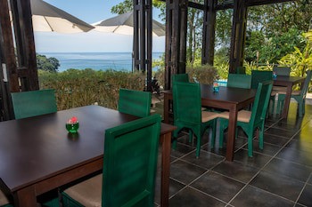 Tiki Villas Rainforest Lodge & Spa