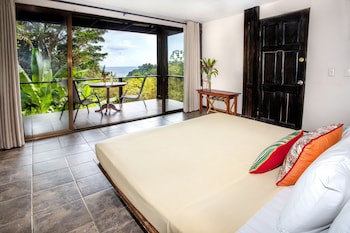 Tiki Villas Rainforest Lodge & Spa