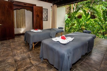 Tiki Villas Rainforest Lodge & Spa