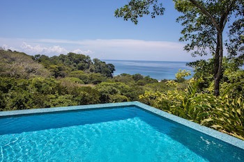 Tiki Villas Rainforest Lodge & Spa