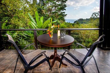 Tiki Villas Rainforest Lodge & Spa