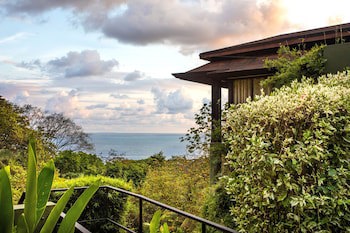 Tiki Villas Rainforest Lodge & Spa