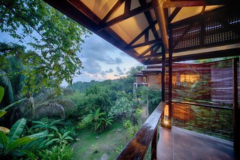 Tiki Villas Rainforest Lodge & Spa
