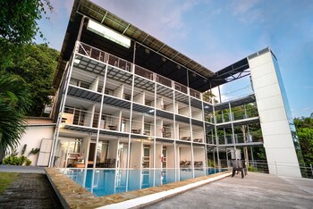 El Faro Containers Beach Hotel
