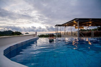 El Faro Containers Beach Hotel
