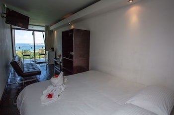El Faro Containers Beach Hotel