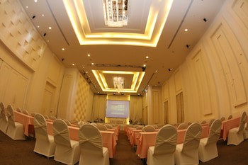 Crystal Palace Luxury Hotel
