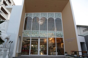 Crystal Palace Luxury Hotel