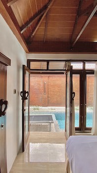 Chrome Hotel & Resort Solo
