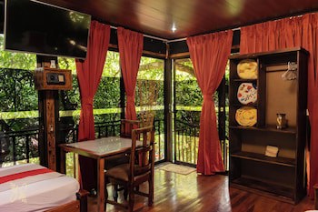 Hotel Heliconias Nature Inn & Hot Springs