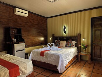 Hotel Heliconias Nature Inn & Hot Springs