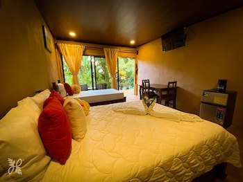 Hotel Heliconias Nature Inn & Hot Springs